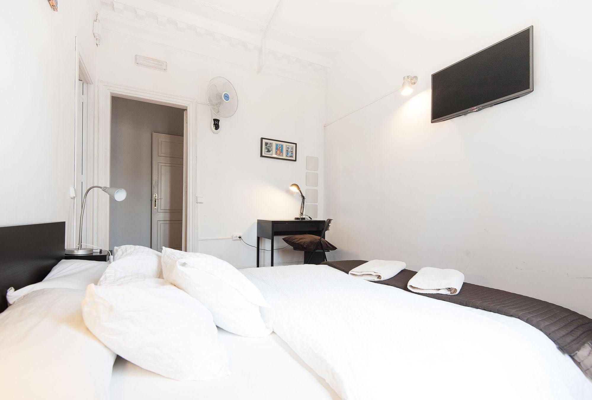 Wow Hostel Barcelona Exterior foto